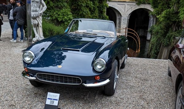 В началото на 60-те трима приятели от Калифорния, начело с Милтън Браун, решават да си пробват силите в автомобилните състезания. Те комбинират вълшебния италиански дизайн и надеждността на американските двигатели. Отзивите за първия Apollo в пресата са възторжени, но после серия от бизнес гафове проваля начинанието след едва 88 сглобени автомобила. 
