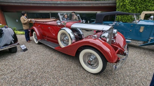 Свърхбогатите индийски махараджи далеч не са били почитатели само на Rolls-Royce. Този разкошен американски Packard от 1934 бил собственост на махараджата на Навалгарх, и по негова молба е оборудван допълнително с необичайните дискови колела, и сгъваемото стъкло, познато от по-ранни модели на Packard. 