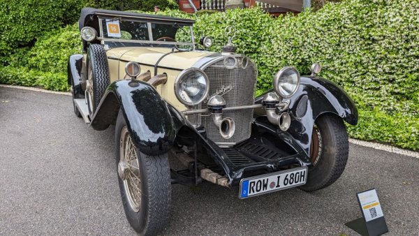 През 1926 Mercedes представа своята нова серия W06, в която влизат три сродни, много мощни и бързи за времето си модела - S, SS и SSK. В онези далеч по-честни времена числото в името на автомобила е съобщавало директно обема на двигателя - 6.8-литров редови шестцилиндров агрегат с двойно запалване и компресор тип Roots, способен за кратко да повиши максималната мощност от 120 до 180 коня. 