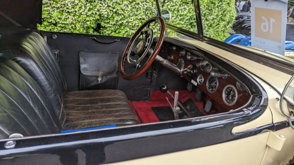 Подписът под автомобила е на тогавашния главен инженер на 
Mercedes-Benz: някой си... Фердинанд Порше. Със същия двигател легендарният Рудолф Карачола (или Карачиола, както е германизираната версия на фамилията му) печели състезанието на Нюрбургринг през 1927. 
Автомобилът, който участва на Конкорсо д'Eлеганца, е един от едва 146 произведени с означение 680 S, и е продаден в Съединените щати. Днес е собственост на германски колекционер и все още е в оригиналното си състояние. 