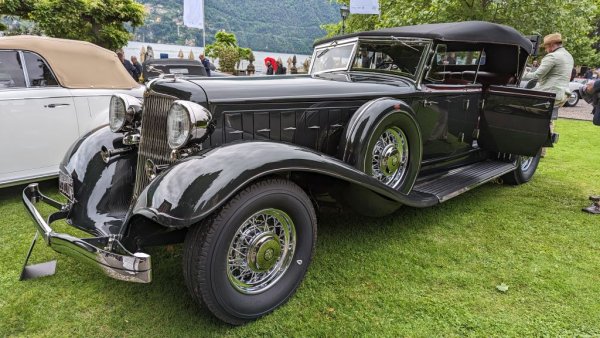 Днес сме свикнали да свързваме Chrysler с потресаващо чупливи модели като PT Cruiser. Но в епохата между двете световни войни американската компания се цели много по-високо - в световния елит. CL Imperal e изработен от LeBaron в Детройт в едва 50 бройки и претендира да е най-луксозният автомобил в света. 