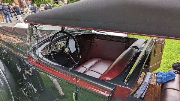 Повечето системи в автомобила са с хидравлично подсилване, включително спирачките и съединителят. А тази конкретна кола е още с оригиналния си двигател и е била подложена на маниакално прецизна реставрация, отнела над 10,000 часа труд. 