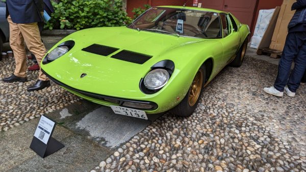 Първата реална стъпка в тази посока била Miura - прародителят на всички суперавтомобили, създаден по проект на легендарния Джан Паоло Далара и по дизайн на не по-малко легендарния Марчело Гандини. Тази конкретна Miura е една от последните произведени и, след няколко авантюри с цвета, сега е възстановена до оригиналното зелено. Собственикът далеч не я пази само за изложения - навъртял е над 42,000 километра с нея.
