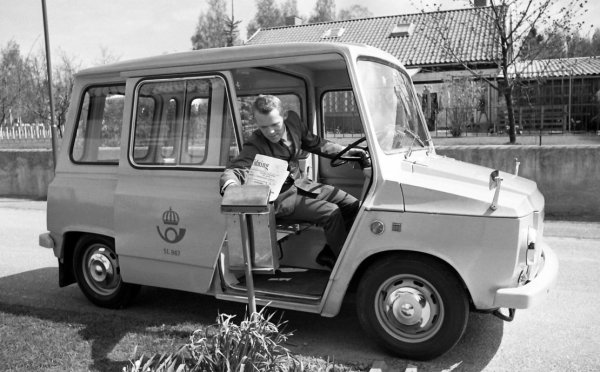 В Швеция също имали подобен ван за пощенските си услуги - базиран на компактния семеен автомобил DAF 44. Отчитайки суровия скандинавски климат и необходимостта от редовно отваряне на голяма плъзгаща се врата, за да не замръзва пощальонът в колата през зимата, под седалката на водача е монтирана допълнителна бензинова печка, с отделна изпускателна тръба.