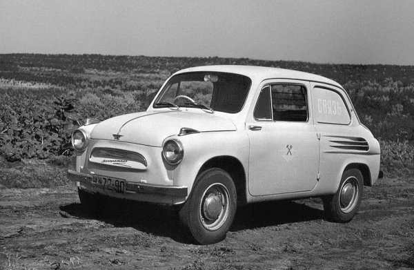 В Съветския съюз, освен специалните метални фургони на базата на ГАЗ-52 и ГАЗ-66, за доставка на писма и колети били произведени и редица други необикновени машини. Като например "гърбавия" ЗАЗ-965С (последната буква означава "специализиран").

Построен е по заповед на Министерството на комуникациите на СССР за събиране на кореспонденция от крайпътните пощенски кутии в градовете. За улеснение на пощальоните, колата е направена с десен волан.