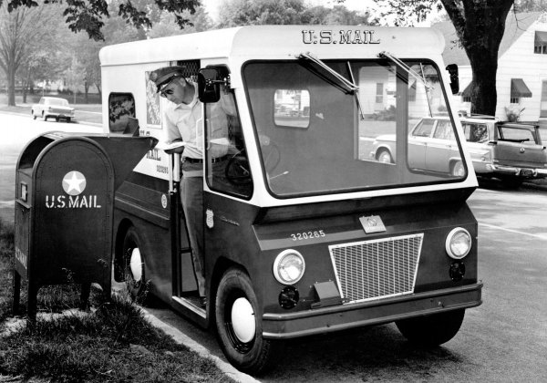 За същите цели и по същото време, в САЩ бил приет на служба  малкият ван Studebaker 8E5-FC Zip-Van. И пак по същите причини - за безопасност и удобство на пощальоните, бил с десен волан. За разлика от съветския ЗАЗ, този модел бил оборудван с автоматична скоростна кутия. 

По онова време в Щатите се използвали и други подобни машини, като Willys Jeep FJ-3 Fleetvan Postal Service.