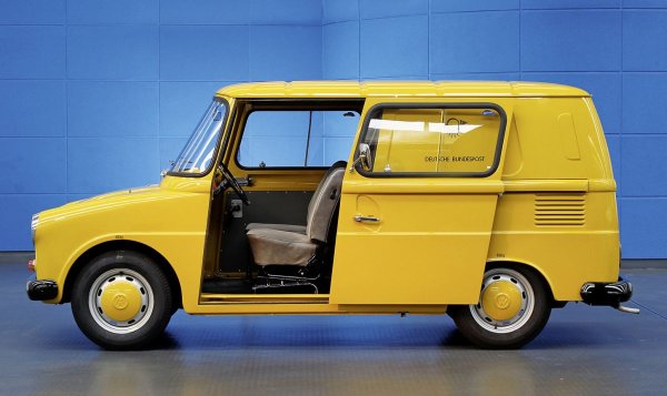 Тази забавна машина с плъзгащи се странични врати е разработена от Volkswagen по поръчка изключително за нуждите на Deutsche Bundespost. Непропорционалността на каросерията се обяснява с приоритета на простотата, гъвкавостта и ниската цена на автомобила пред дизайна. Затова, в Typ 147 можете да се открият възли и части от Beetle, 1500 и дори Type 2.