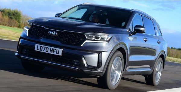 Sorento е един от само двата автомобила в проучването, които са в първите две категории тази година, сочейки заслужено второ място в крайното класиране. Въпросните категории са &bdquo;информационно-развлекателни системи&rdquo; и &bdquo;екстериор&rdquo;, като собствениците се възхищават на баланса на сензорния екран и физическите контроли, лекотата на използване, климатичния контрол и чувствителността на сензорния екран. Те обаче са по-малко впечатлени от телефонната свързаност - 37-мо място. Четвъртото място за екстериорен стил е изпреварено и от първо място за качество.

Трето място за категория &bdquo;интериор&rdquo;, четвърто за &bdquo;практичност и пространство в багажника&rdquo; и още едно трето за функции за безопасност помагат за отличния краен резултат на Sorento. Стилът на интериора и гъвкавостта на седалките са акценти, като и двете се класират на трето място, докато пространството на багажника, комфортът на предните седалки и мястото за краката отзад се класират съответно на пето, шесто и седмо място.

Резултатите за задвижването също могат да бъдат по-високи, но Sorento плаща за лошото 72-ро място за плавност на скоростната кутия. Независимо от това, SUV-моделът на Kia успява да заеме силно осмо място за удоволствие от шофирането, с 11-то и 12-то място за управление и реакция на спиране, добавяйки общо 13-то място за возия и управление.