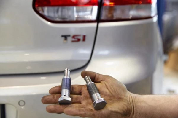 В такъв вид двигателят се произвеждаше до пролетта на 2012 година и се монтираше в ред модели на Volkswagen, а също и на Audi, Skoda и Seat. През лятото на 2012 той бе заменен от новото поколение ЕА211, изцяло преработено и лишено от тези проблеми. При него дори злополучната ангренажна верига бе заменена с ремък. 
До голяма степен същите неща важат и за по-малкия 1.2 TSI на Volkswagen. Макар и с различна конструкция, той страдаше от същите проблеми, преди да бъде основно преработен през 2012. 
