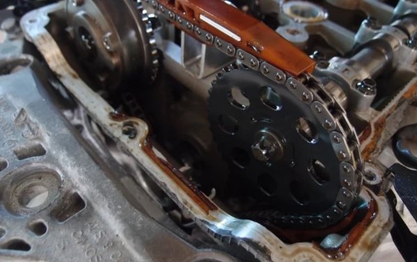 За съжаление носи и немалко проблеми. Най-честата от тях е с преждевременното отпускане на ангренажната верига, чиято подмяна струва към 350 евро. Склонни към ранно износване са и лагерите на разпределителните валове - резултат от на моменти високата консумация на масло. Нивото му трябва да се следи внимателно, защото иначе се стига до подмяна на глава и валове - удоволствие от порядъка на 3000 евро. 
Не са съвсем редки и повредите в ротора на турбокомпресора дори след умерен пробег - също доста скъпи за ремонт. Има и немалко оплаквания от електрониката. Като цяло особено проблемна е първата генерация, до 2010. След това двигателят претърпя преработка и стана доста по-надежден. PSA и до днес го използва в Китай. 
