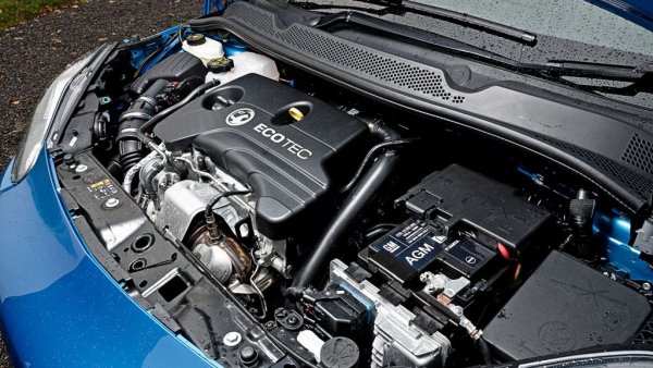 Еднолитровата му версия, произвеждана в унгарския завод в Сентготхард, се монтираше на Corsa и Adam, и бързо припомни поговорката за многото баби и хилавото дете. 
Повечето проблеми с ранните версии на този двигател идват от слабите материали. Сравнително често се случва твърде ранно възпламеняване и повреда на буталата, напукани гарнитури, проблеми с маслената помпа. В някои модели Opel и Vauxhall се принудиха изцяло да подменят запалителните свещи и да препрограмират блока за управление. 
