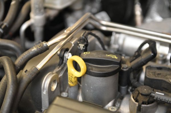 Турбодвигателите с намален обем, особено бензиновите, изискват много по-старателна поддръжка и по-честа смяна на масло от останалите. Всъщност при тях е добре да сменяте маслото дори по-често от препоръките на производителя, и по никакъв начин не се поддавайте на офертите за "удължен сервизен интервал", предлагани от много вносители. За тях е изгодно после да ви ремонтират повредения двигател. 
С оглед на казаното дотук при покупката на автомобил с такъв двигател е жизненоважно да имате сервизната му история и да знаете как е обслужван. Ако попаднете на кола с турбо от 2006-2011 година, без ясна история и с голям пробег, най-добре я пропуснете. 
