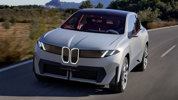 Пост уверява, че новите батерии ще имат с 20% по-висока енергийна плъгност от досегашните. В комбинация с новите електромотори и електроника, те ще дадат на Neue Klasse с 30% по-голям пробег, с 30% по-нисък разход, и с 30% по-бързо зареждане. 
Баварците още не цитират конкретни числа - това ще стане наесен. Но не е трудно да пресметнем какво означават тези проценти на базата на сегашното поколение електромобили на BMW. Пробегът на бъдещите Neue Klasse ще е поне 650 км - реален, не обещаван. В същото време теглото на батерията ще е с поне 120 килограма по-ниско. 
