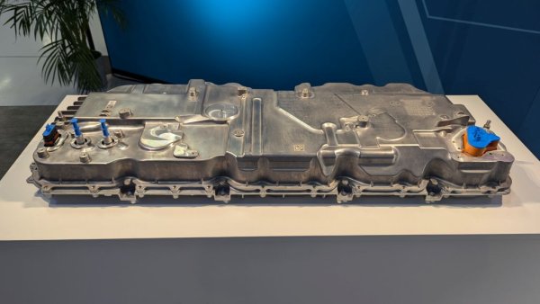 Шестото поколение електрическо задвижване на BMW е вече с 800-волтова, вместо с 400-волтова архитектура. Това ще има драматичен ефект и върху скоростта на зареждане. Допълването на 300 км пробег ще отнема само 10 минути, уверява Пост. За сравнение днес то отнема 26 минути при BMW i5. 

НА СНИМКАТА: Блокът със силовата електроника за Neue Klasse, който BMW нарича Energy Master
