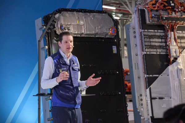 Новите батерии ще идват в два размера (единият малко по-висок, за най-мощните модели), и ще се монтират не в модули, както досега, а направо в шасито. Това ще понижи теглото, ще увеличи устойчивостта на усукване и ще даде повече свобода на дизайнерите. Силовата електроника вече ще е монтирана в един общ модул върху батерията, вместо вътре в нея, което ще я направи много по-лесна за ремонтиране при нужда. Негативната страна на нещата е, че при повредени клетки в батерията вече не можете да смените само един модул - трябва да подменяте цялата батерия. Но експертите по батериите на BMW твърдят, че според досегашния им опит дефектирали отделни клетки са голяма рядкост. По-често проблемите са идвали именно от силовата електроника. 
