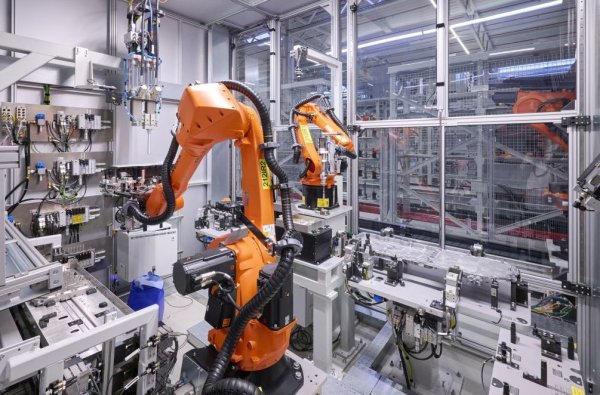 Най-важният от всички показатели е друг: новото поколение е с 50% по-ниска себестойност при производството от сегашното електрическо задвижване. Не очаквайте от това да произлязат бюджетни модели, разбира се - това все пак е BMW. Но занапред електрическите версии вероятно ще са ако не по-евтини, то със сигурност равностойни по цена на бензиновите. 
Планът на BMW е да произвежда батериите на място до всеки от основните си заводи: в Ирбах за баварските, в Дебрецен (Унгария), в Шънян (Китай), в Сан Луис Потоси (Мексико) и в Уудръф, край най-големия завод на компанията в Спартанбърг (САЩ).
