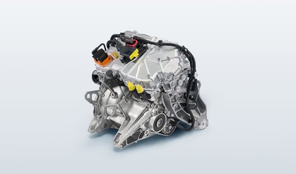 Електромоторите на Neue Klasse също са радикално променени. BMW обещава варианти с по един, два, три и дори четири електромотора (за бъдещите M версии). Във варианта с два отпред се монтира прост асинхронен мотор - решение, свързано най-вече с факта, че той е по-евтин. Този мотор ще има само спомагателни функции - ще се намесва, когато автомобилът има нужда от задвижване на четирите колела, или при максимални ускорения. 

НА СНИМКАТА: Асинхронният мотор, който BMW ще монтира на предната ос на електромобилите си
