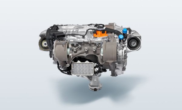 Основният агрегат е на задната ос - електрически възбудим синхронен мотор, който не използва постоянни магнити и редки земни елементи. Но причината не е само политическа или икономическа (редките земни елементи идват основно от Китай) - макар и по-малко ефективен в някои режими, този мотор се представя по-добре при високи натоварвания. Точно каквото е нужно за спортни автомобили. 
   
НА СНИМКАТА: Външновъзбудимият синхронен мотор (EESM) на задната ос, който ще е основният двигател за Neue Klasse. 
Инверторът, също собствена разработка на BMW, вече ползва полупроводници от силициев карбид за по-висока ефективност. 
