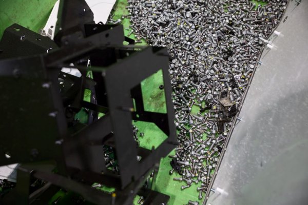 Последната важна новост е, че шестото поколение електрическо задвижване е проектирано изначално с мисълта да бъде лесно за рециклиране. Което се отнася и до батериите. Досегашната масова технология за преработка на литиево-йонни батери се нуждае от огромно количество енергия за термичното разделяне на материалите, и ползва силно токсични химикали за химическото разделяне. BMW вместо това ще разделя материалите по механичен път. Баварците и техните партньори вече извършват такова рециклиране, макар и в малки количества - просто защото на пазара все още няма много батерии, стигнали до края на жизнения си цикъл. Но след няколко години този процес ще е ключов не само за екологията, а и за икономиката на електромобилите - като сигурен начин да се понижи още себестойността на батериите и да се премахне зависимостта от колебанията в цените на суровините. 
