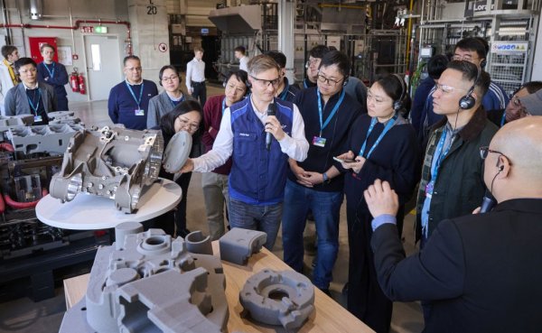 За леенето се използват пясъчни форми, които специалните машини изработват за секунди. Голямата иновация на BMW е, че за втвърдяването на формите се използва неорганичен вместо органичен агент - доста по-екологично решение