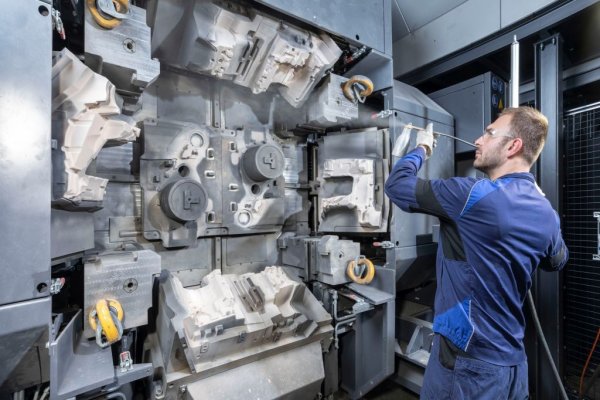 Етап от изливането на корпуса за електромотора