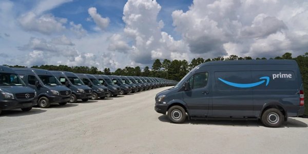 Amazon и в момента ползва електромобили във флотилията си, но планът е да увеличи драстично броя им в следващото десетилетие