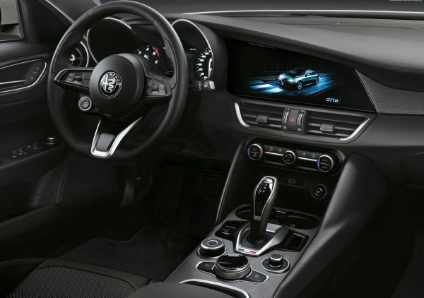 Фактът, че Giulia се предлага само с автоматична скоростна кутия вероятно няма да притесни някои евентуални купувачи, но може да откаже други. Все още има хора, които предпочитат ръчната смята на предавките, особено при спортно ориентираните модели, каквито са бензиновите версии на Giulia.

Вярно е, че механичните скорости дават по-голям контрол при шофиране, а това е особено важно за хората, обичащи да тестват своите коли на пистата. За тяхно съжаление, при Giulia това е невъзможно.