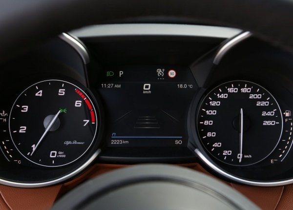 Когато сравняваме този автомобил с близките му съперници - например M3/M4, C63 AMG и Audi RS4/RS5, става ясно, че при Giulia много от наличните опции са включени още в базовото оборудване, докато при германските модели те се предлагат срещу допълнително заплащане.

Сред тях са система за дистанционно стартиране на двигателя, интериор от естествена кожа, отопляеми предни седалки както за водача, така и за пътника до него, сензори за дъжд на чистачките, сензори за паркиране, отопляем волан и т.н.