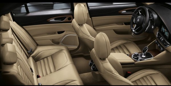 Въпреки, че това донякъде противоречи на посочените слабости, практичността на Giulia е изненадващо добра. В сравнение с други подобни седани, тя всъщност надминава конкурентите си в много области.

Сгъваемите задни седалки са стандартни и има достатъчно място за краката както за предните, така и за задните пътници. Задната част на салона предлага напълно прилично място, като тя е създадена по примера на BMW 3-Series, който е добър източник на вдъхновение.