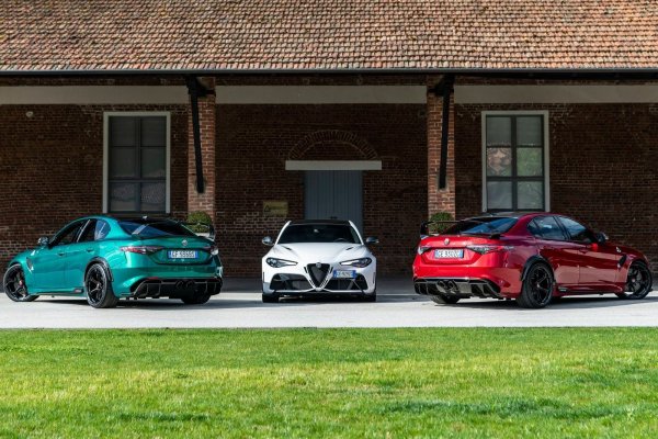 Това, което донякъде липсва на германските седани, е именно стил. И тук не говорим за лош дизайн - както на екстериора, така и на интериора. Поставена до тях обаче Alfa Romeo Giulia е без конкуренция, тъй като се откроява значително.

Снижените, но лъскави линии и класическата предна решетка на Alfa я правят много по-открояваща се от сравнително по-скучните Mercedes и BMW. Италианският модел се движи на границата между спортен модел и ежедневен седан, което е трудно постижимо за конкурентите.