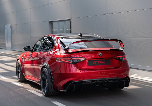 В случая нещата не се отнасят толкова за самата кола, а до нейния купувач. За някои хора разходът на гориво не е определящ при избора, а освен това, той зависи и до голяма степен от модификация на модела на Alfa Giulia, която се купува.

Версията с V6 на Giulia директно гълта горивото с изумителна скорост, това едва ли е изненадващо за някой, тъй като става въпрос за 2,9-литров двигател с двойно турбо и над 500 к.с. Що се касае до базовите варианти на модела, те са сравнително икономични, особено ако се сравняват с японските алтернативи от Lexus и Infiniti, но все още отстъпват като показатели на германските седани.