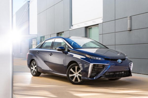 Серийната Toyota Mirai