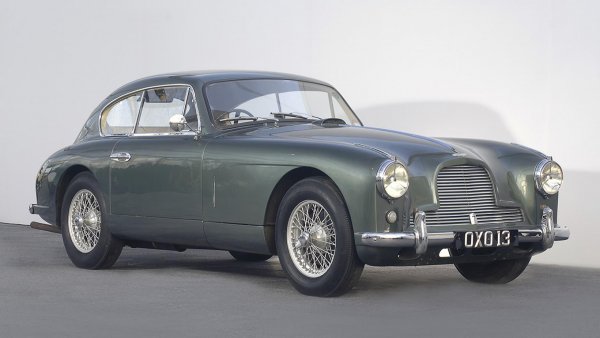 DB2/4 е доста атрактивен хечбек (според някой е купе), който е малко далеч от представите ни за кола, която бихме си представили като чуем Aston Martin.

И все пак, бил доста интересен: купе от алуминий, независимо окачване отпред, задно задвижване. Е, цял мост отзад и барабанни спирачки не звучат толкова "Астън", както и мощността, която според версиите била между 126 и 140 конски сили. Въпреки 6-цилиндровия 2,6-литров двигател под капака...