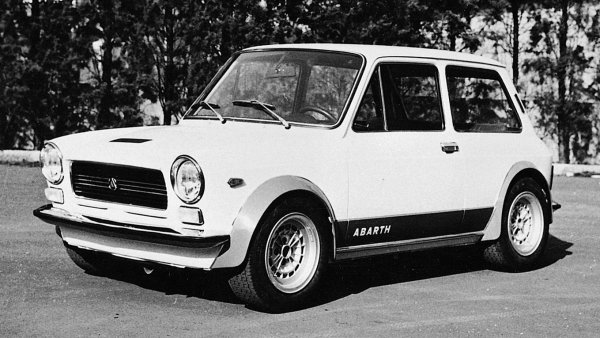 Autobianchi, ако не се сещате, е джоинт-венчър между Fiat, Pirelli и мотоциклетния производител Bianchi. Идеята на съглашението била да се тестват и разработват високотехнологични, изключително малки автомобили. И донякъде се справили, но за много кратко време. В крайна сметка, Autobianchi били напълно изкупени от Fiat и слети с Lancia, а през 90-те изчезнали напълно от автомобилната карта.

Един от най-атрактивните спомени, останали от Autobianchi е моделът 112 Abarth, който бил описван като италианския отговор на Mini Cooper. С тегло от едва 700 кг, мъникът постигал максимална мощност от 71 конски сили, които били напълно достатъчни, за 70-те години на 20 век, когато се произвеждал.
