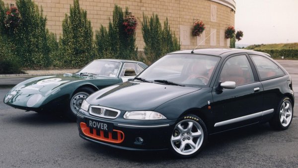 Британската компания е сред най-недолюбваните, дори от поданиците на Елизабет. Rover, въпреки славното си минало, в последните десетилетия не са успявали да сътворят нещо, което да грабне окото и сърцето на автомобилния фен. Дори и с този модел, но само на пръв поглед.

Въпреки не толкова атрактивната си външност, Rover 200 BRM предлагал доста интересни неща: 5-степенна спортна скоростна кутия, 145 конски сили и променливо разпределение на клапаните. Плюс диференциал с ограничено приплъзване и невероятен червен кожен салон.