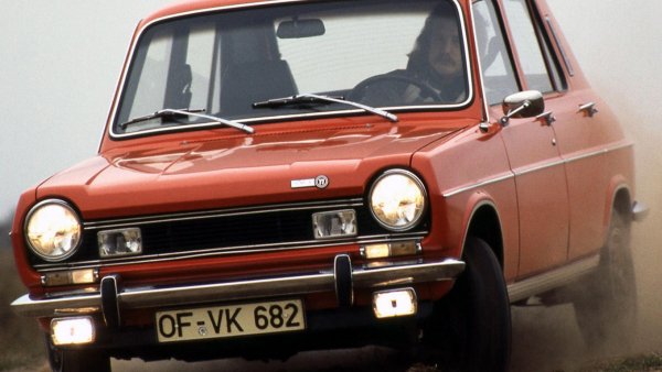 Понякога замисляли ли сте се кой е първият истински хотхеч? Ако си мислите, че е Golf GTI сте близо, но това не е точно така. Поне според французите, които винаги са искали да са първите с най-добри идеи. Шегата настрана - този малък френски автомобил от отдавна несъществуващата марка може да се нарече прародител на сегмента.

Първо, той се появява около две години преди Golf GTI и второ - има с около 40% повече мощност от конвенционалния Simca 1100. Или казано иначе - 82 конски сили и максимална скорост над 140 км/ч, което за 70-те години на миналия век било "уау". Плюс дискови спирачки и по-твърдо окачване, което си още един голям плюс.