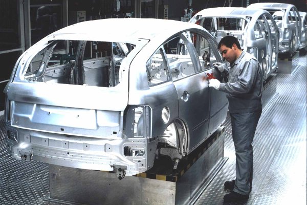 Затова и А2 се появи като субкомпактен хечбек, изграден предимно от олекотен алуминий и форми, които осигуряват нисък коефициент на съпротивление, което също означаваше по-нисък разход на гориво.
Дизеловата версия на А2 успя да постигне среден разход от 2,5 литра на 100 км, което е повече от впечатляващо постижение.