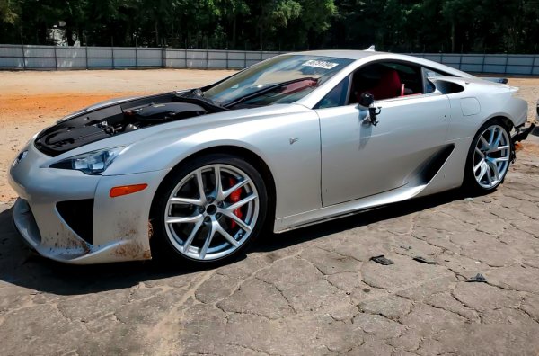 Произведени са само 500 бройки и вече е почти невъзможно да се закупят оригинални резервни части за легендарния модел. Бившият собственик на колата е претърпял катастрофа на мокър асфалт. Купето излина от пътя, блъска се в ограда и получава множество щети по каросерията.
