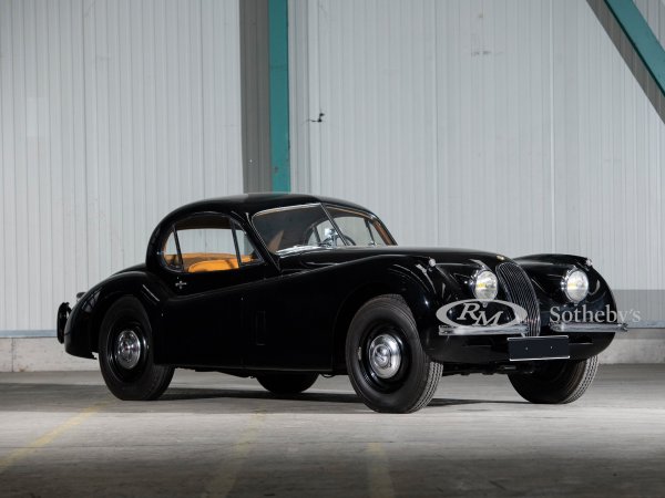 Очаквана цена: &euro;60,000 - &euro;80,000
Тази конкретна кола е участвала в снимките на филма "Любовниците" с Жана Моро. От 39 години е в колекцията на Птижан, оригиналният двигател е подменен с агрегат от XK140.
