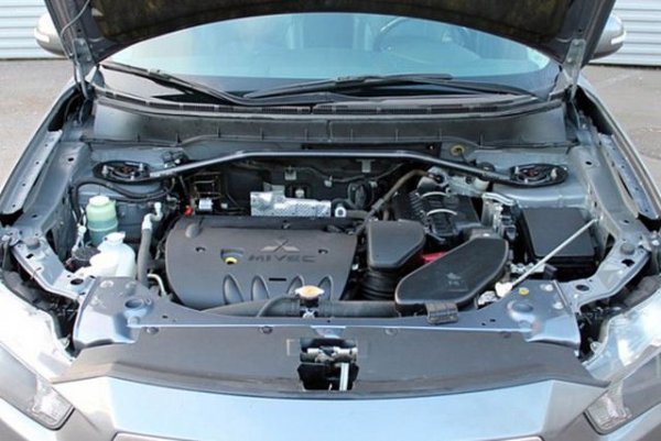 Тук също нещата до голяма степен зависят от обслужването. Ако то е качествено, автомобилът би трябвало да измине без проблеми поне 200 000 км. Преди фейслифта вторият Outlander се предлага с бензинови 2,4- и 3,0-литрови двигатели, а след това се появява и 2,0-литров. Дизелите също са три &ndash; 2,0-, 2,2- и 2,3-литрови.

Топ-версията на модела е с V6, като ангренажният ремък трябва да се сменя веднъж на 90 000 км. При 4-цилиндровите мотори има верига, като нейният ресурс е 150 000 км. Тези агрегати са доста издръжливи и спокойно могат да издържат до 400 000 км.