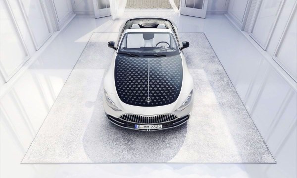 Mercedes създаде програмата Manufaktur преди няколко години, отначало фокусирана само върху поръчки за индивидуализация на G-класата, но после разшири обхвата й и върху Maybach и AMG модели. Сега на практика и всеки купувач на S-класа ще може да се възползва и да направи своя автомобил единствен по рода си. А новооткритото Manufaktur Studio позволява клиентите да станат част от самия процес, да наблюдават отблизо и дори да участват в персонализацията. Поредно потвърждение на мантрите, че в наши дни истинският лукс е в преживяването, не в притежанието. 
