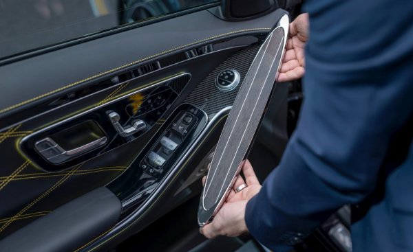 През миналата година вече надникнахме в специалното Bespoke поделение на Rolls-Royce в Гудууд (вижте линка под статията). Но Mercedes не копира своя конкурент от Англия. Mercedes, както обикновено, прави нещата по свой собствен начин. 
