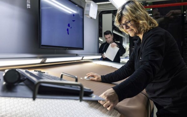 Днес обаче Mercedes-Benz продава доста над два милиона автомобила годишно, така че ако искате да се отличавате от тълпата, ще е нужно допълнително усилие. Тъкмо това е програмата Manufaktur. За разлика от Rolls-Royce Bespoke, тук акцентът не е върху изкуството, а върху високите технологии. Като се започне от изкуствения интелект, следящ за качеството на боята или за скрити дефекти по кожата, и се приключи с изцяло новата PixelPaint технология, която може да изрисува върху автомобила ви каквото изображение поискате - портрет на детето ви, картина от Моне, тройка кебапчета с гарнитура. 

НА СНИМКАТА: Проверка на качеството на кожата с лазерни сензори и ехограф. И най-малките несъвършенства се бракуват
