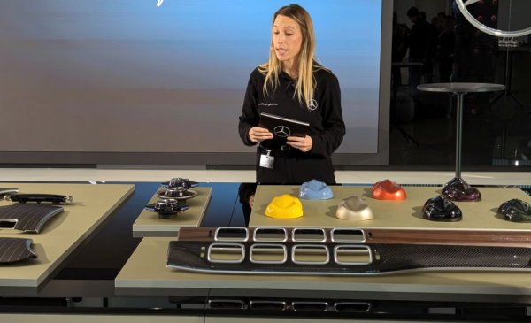 Специална инсталация с виртуална реалност позволява и сами да си изберете цвета за автомобила - един от над 80-те цвята, създадени специално за програмата Manufaktur, или произволен друг по поръчка. Малък, но многозначителен детайл е машината за измерване на диоптъра ви, ако имате такъв, за да приспособят очилата за виртуална реалност към очите ви. Тук клиентът не просто има право - тук клиентът е абсолютен монарх. Срещу заплащане, разбира се. 
