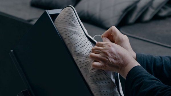 В студиото можете да изпробвате всички видове седалки и дори да ги промените по свой вкус. Или да проследите как майсторите ръчно монтират и прецизно калибрират волана или задната конзола. 
Когато започне нов проект, студиото създава и точно дигитално копие на автомобила, така че всички замесени в процеса - от боядисването до седалките - да могат да следят напредъка на останалите и да съгласуват при нужда. 
