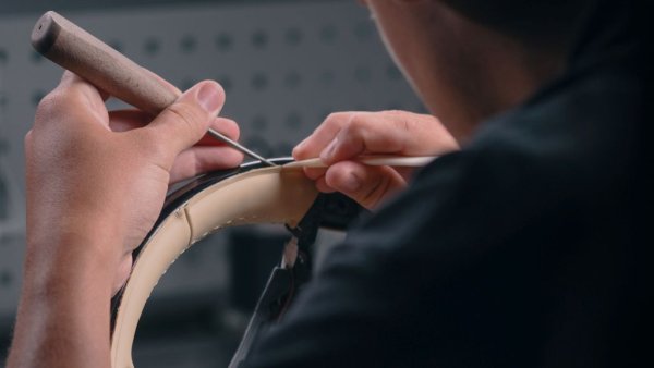 На няколко пресечки от студиото в малкото градче, каквото представлява фабрика 56 в Зинделфинген, се намира другата част от Manufaktur - занаятчийският цех. Тук се обработват, разкрояват и боядисват кожите за интериора. Тук се правят сложните шевове, монограми и бродерии, отново по индивидуален проект. Заетите в цеха около 200 души са най-опитните служители на Mercedes, средно с по 30 години работа за компанията. Новите кадри се обучават в продължение на три години и накрая от тях се избират най-добрите, за да започнат в Manufaktur. 
