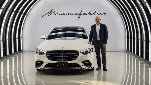 Това внимание към програмата е напълно оправдано, защото постепенно тя се превръща в ключов източник на приходи за Mercedes. Вече над 30 процента от всички върхови модели на Mercedes носят Manufaktur елементи, и 90 процента от G-класите. "С Manufaktur Studio ние комбинираме традиционното занаятчийско майсторство с иновативните, дигитални процеси", казва Йорг Бурцер, шефът на Mercedes по производството. Тази комбинация вече не е бъдещето на лукса - тя е неговото настояще. 
