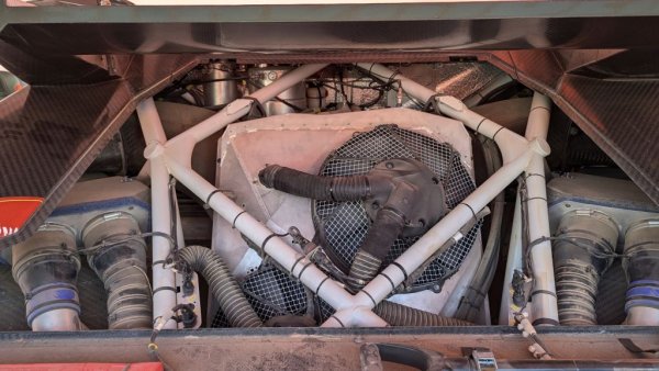 Двигателят е трилитров V6 с туин турбо и 360 конски сили, взет от Nissan Nismo. Предложих им еднолитровия мотор от Sandero, но ми отказаха, шегува се шефът на Dacia Дени Ле Вот