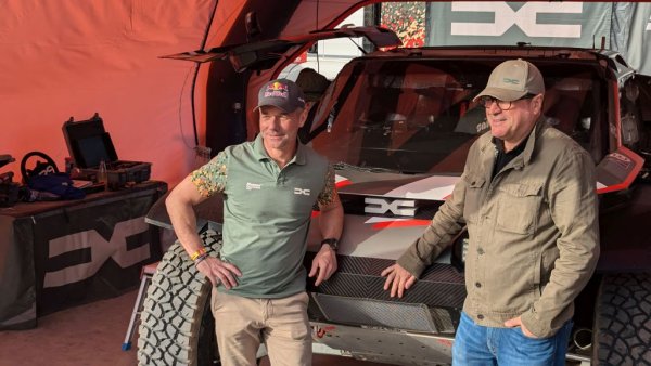 Снимка с шефа: Себастиян Льоб с главния изпълнителен директор на Dacia Дени Ле Вот