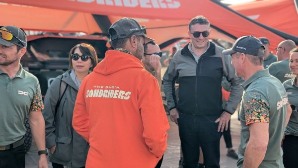 Разговор между асовете - Насър Ал Атия (с гръб) и Себастиян Льоб